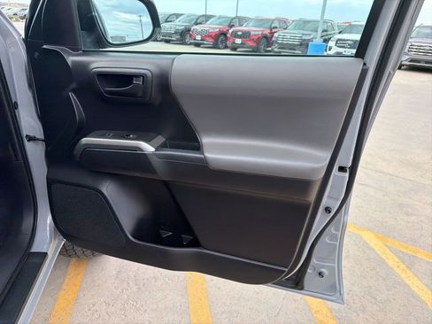 Used 2019 Toyota Tacoma SR5 w/ SR5 Appearance Package (SM) AWD/4WD image 18