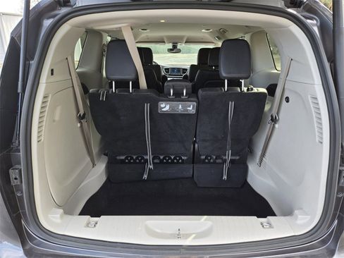 Used 2020 Chrysler Pacifica Touring-L image 17