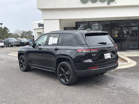 Used 2023 Jeep Grand Cherokee Limited w/ Luxury Tech Group II image 7