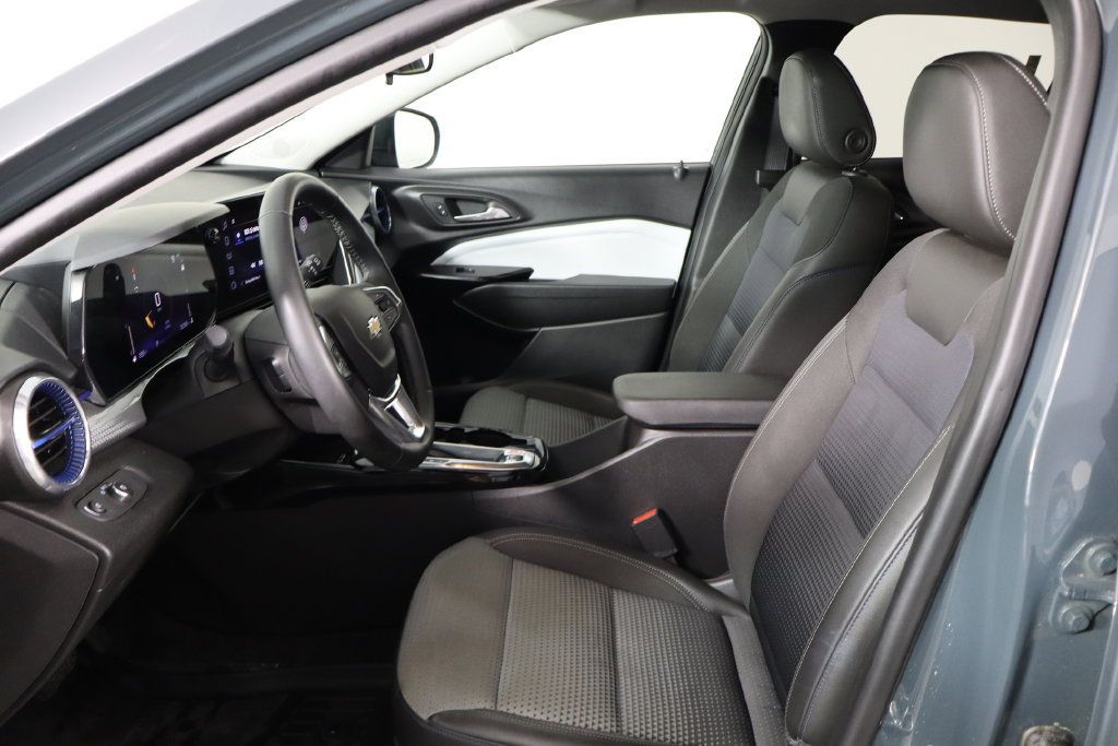 Used 2025 Chevrolet Trax LT w/ Sunroof Package FWD image 14