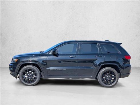 Used 2017 Jeep Grand Cherokee Altitude RWD image 9
