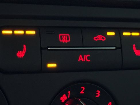 Used 2013 Volkswagen Beetle 2.0T image 27