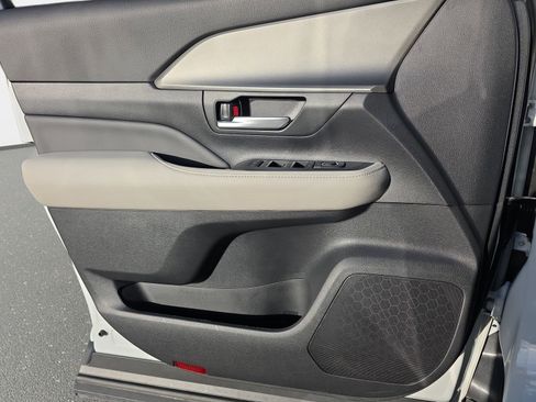 Used 2025 Toyota Grand Highlander AWD image 28