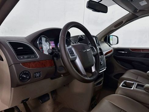 Used 2014 Chrysler Town & Country Touring FWD image 14