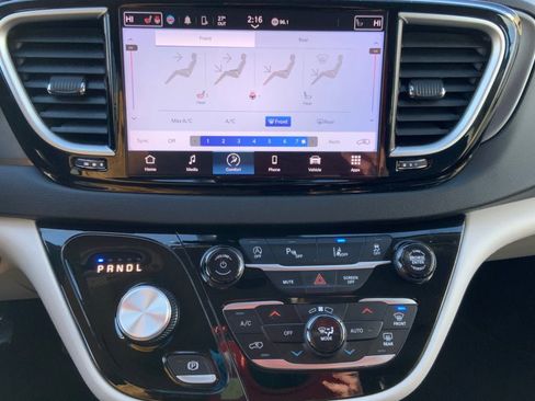 Used 2024 Chrysler Pacifica Touring-L image 34