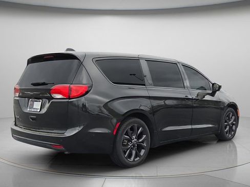 Used 2019 Chrysler Pacifica Touring Plus w/ Advanced Safetytec Group image 7