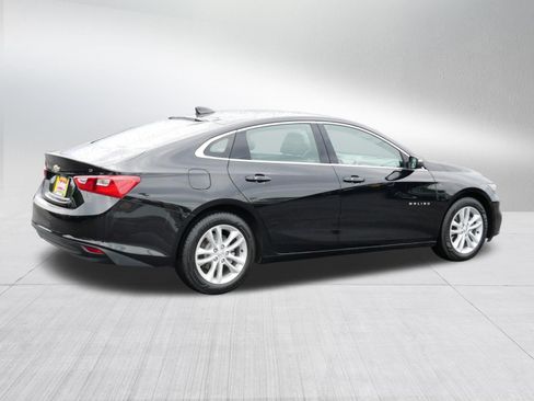 Used 2017 Chevrolet Malibu LT w/ Leather Package FWD image 7