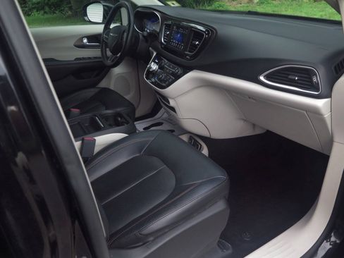 Used 2019 Chrysler Pacifica Touring-L FWD image 17
