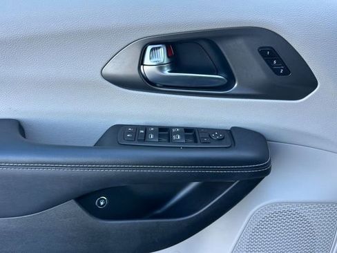 Used 2023 Chrysler Pacifica Touring-L FWD image 12