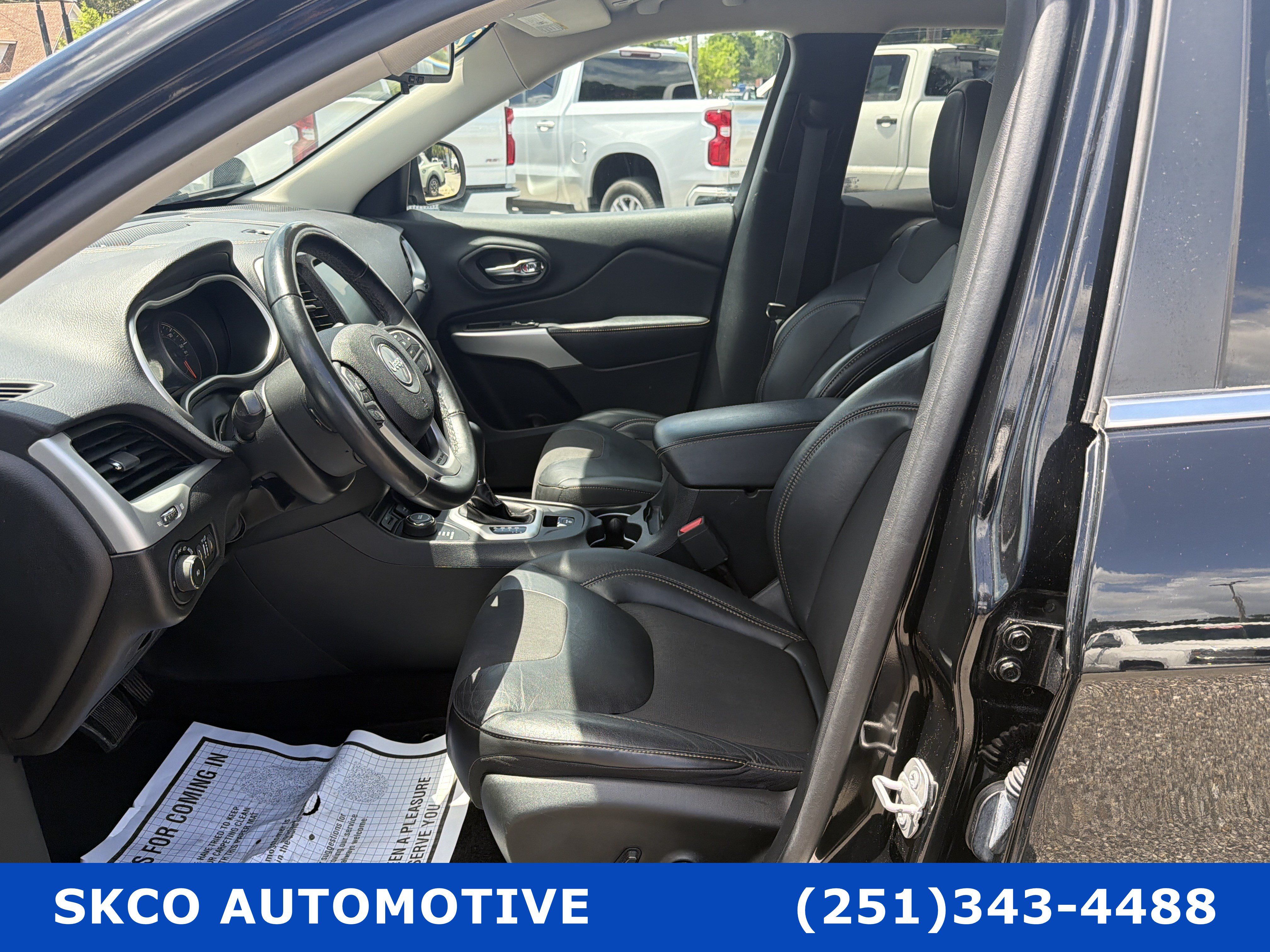 Used 2018 Jeep Cherokee Latitude Plus AWD/4WD image 11