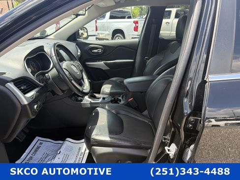 Used 2018 Jeep Cherokee Latitude Plus AWD/4WD image 11
