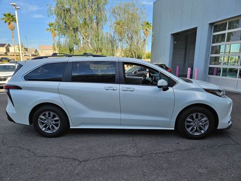 Used 2022 Toyota Sienna XLE FWD image 4