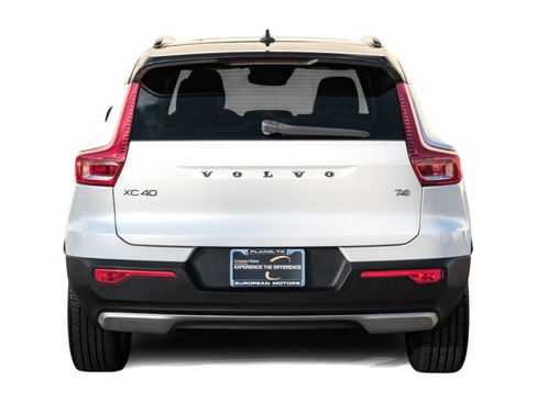 Used 2021 Volvo XC40 T4 R-Design image 9