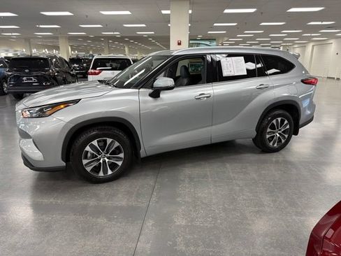 Used 2022 Toyota Highlander XLE AWD/4WD image 4