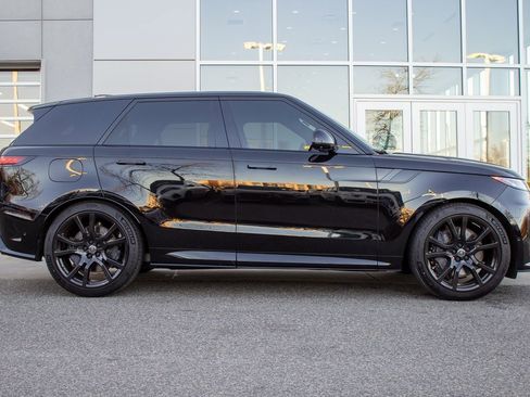 Used 2024 Land Rover Range Rover Sport image 4