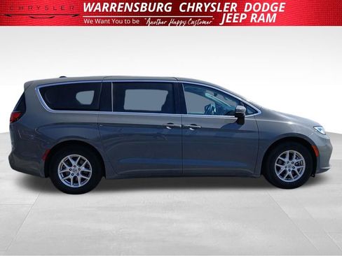 Used 2023 Chrysler Pacifica Touring-L image 2