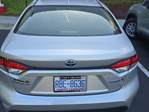 Used 2021 Toyota Corolla LE image 9