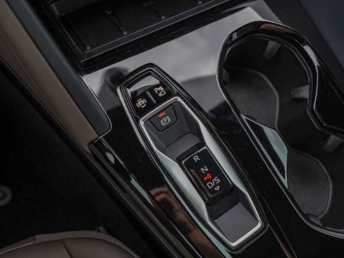 Used 2025 Audi Q5 Premium w/ Convenience Package image 18