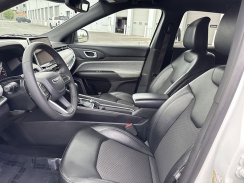 Used 2024 Jeep Compass Latitude AWD/4WD image 18