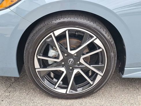 Used 2025 Nissan Sentra SR w/ SR Premium Package image 8