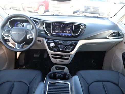 Used 2024 Chrysler Pacifica Touring-L FWD image 26