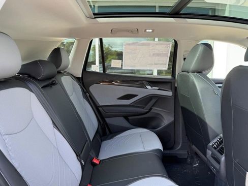 New 2025 Volkswagen Tiguan SE image 5