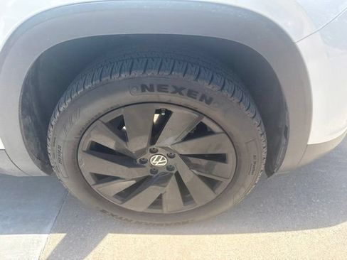 Used 2024 Volkswagen Atlas SE w/ Black Wheel Package FWD image 8