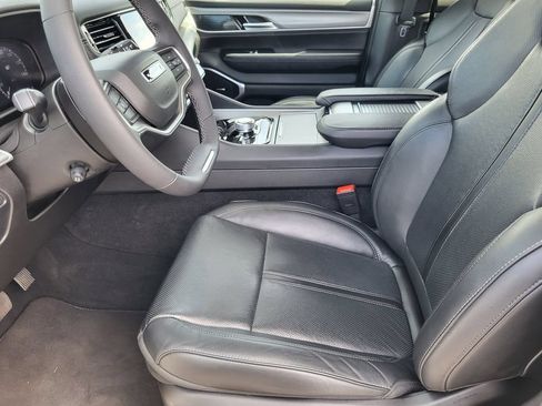 Used 2025 Jeep Wagoneer 4WD image 13