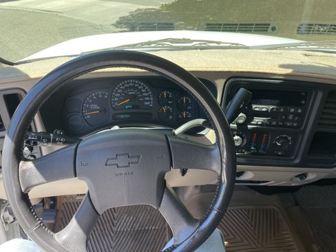 Used 2004 Chevrolet Suburban LS RWD image 7