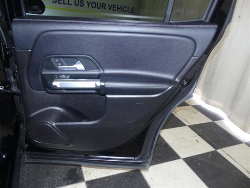 Used 2020 Mercedes-Benz GLB 250 4MATIC w/ Premium Package image 31