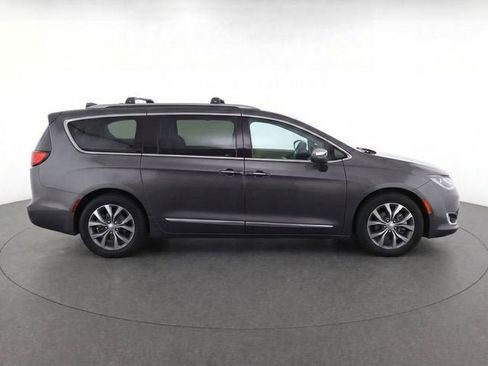 Used 2017 Chrysler Pacifica Limited FWD image 3