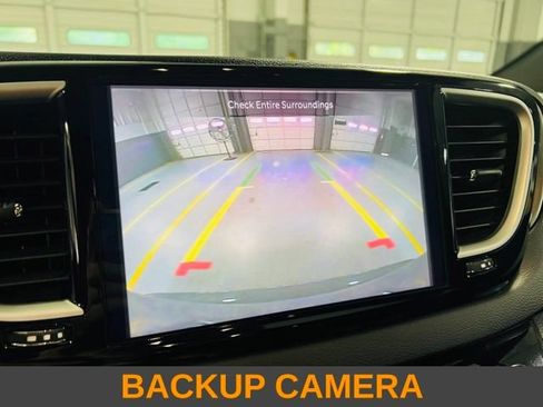 Used 2025 Chrysler Pacifica Select FWD image 7