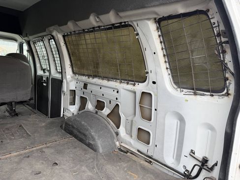 Used 2010 Ford E-350 and Econoline 350 XLT RWD image 24