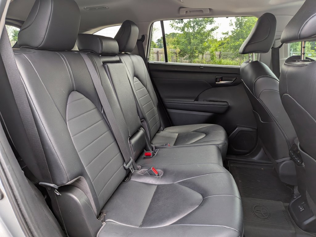 Used 2023 Toyota Highlander XLE FWD image 28