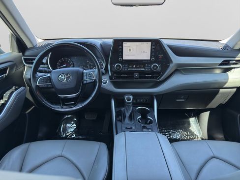 Used 2021 Toyota Highlander XLE AWD/4WD image 16