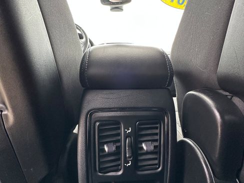 Used 2019 Jeep Grand Cherokee Laredo AWD/4WD image 18