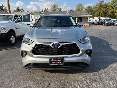 Used 2022 Toyota Highlander XLE image 3