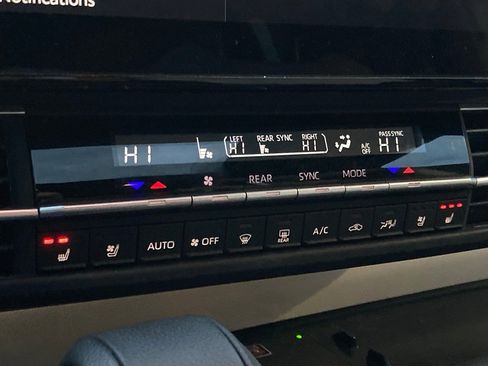 Used 2025 Toyota Sienna Limited image 25