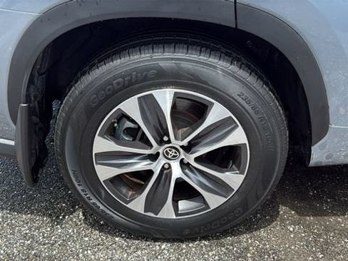 Used 2023 Toyota Highlander XLE FWD image 12