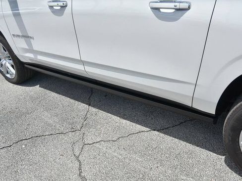 Used 2024 Chevrolet Suburban High Country AWD/4WD image 8