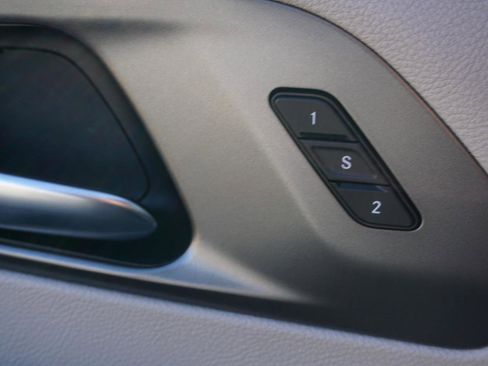 Used 2023 Chrysler Pacifica Touring-L image 17