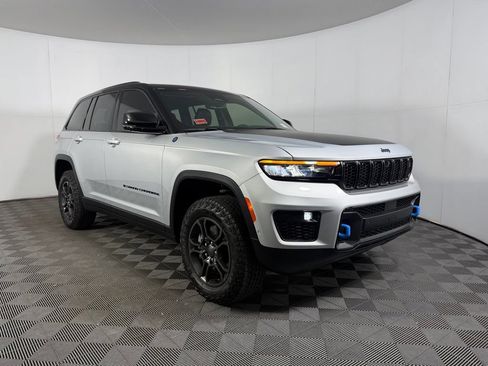 Used 2024 Jeep Grand Cherokee Trailhawk w/ Advanced Protech Group II AWD/4WD image 5
