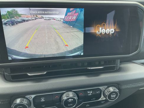 Used 2024 Jeep Wrangler Unlimited Rubicon AWD/4WD image 19