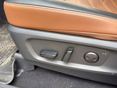 Used 2025 Nissan Pathfinder Platinum image 29