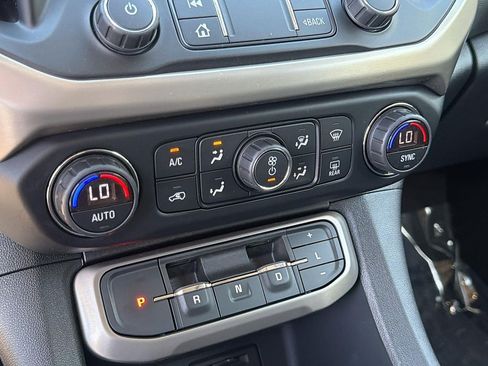 Used 2022 GMC Acadia Denali w/ Denali Ultimate Package AWD/4WD image 12