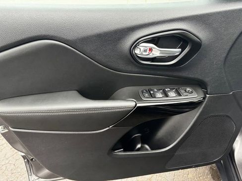 Used 2023 Jeep Cherokee Altitude Lux image 22