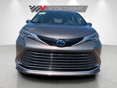 Used 2024 Toyota Sienna Platinum FWD image 9