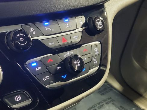 Used 2024 Chrysler Pacifica Touring-L FWD image 32