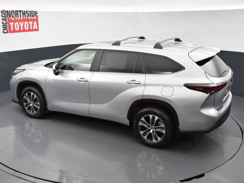 Used 2024 Toyota Highlander XLE AWD/4WD image 23