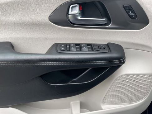 Used 2022 Chrysler Pacifica Touring-L image 19